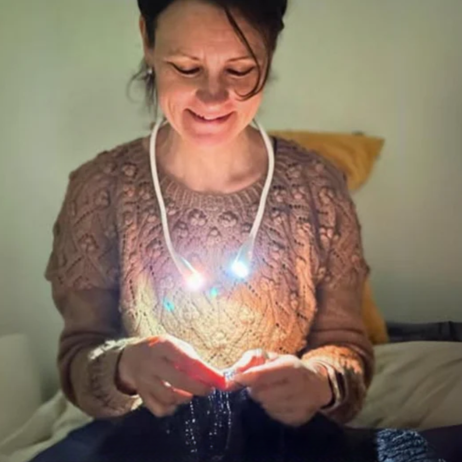 HalsLys™ l Halslampen, der belyser dine kreationer og aflaster dine øjne